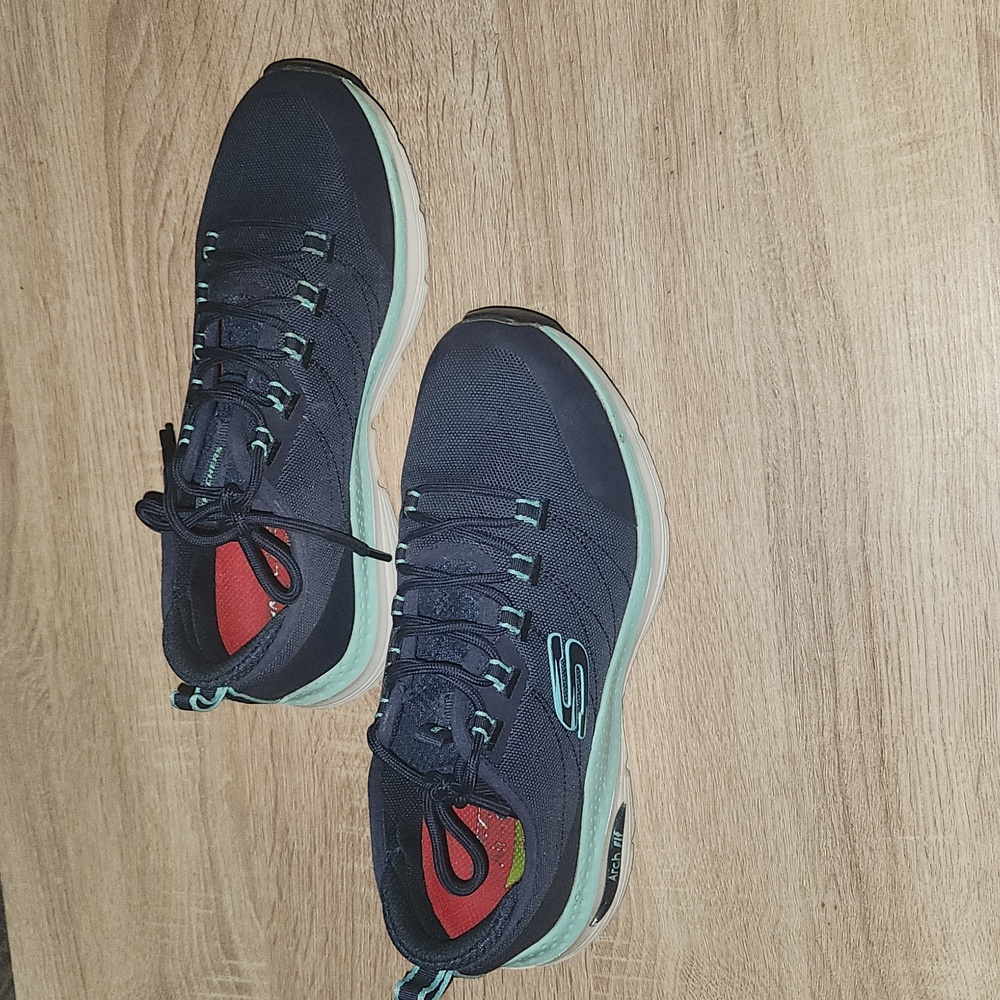 Skechers slip resistant work shoes. 7.5. Slip Resistant. - Picture 3 of 10